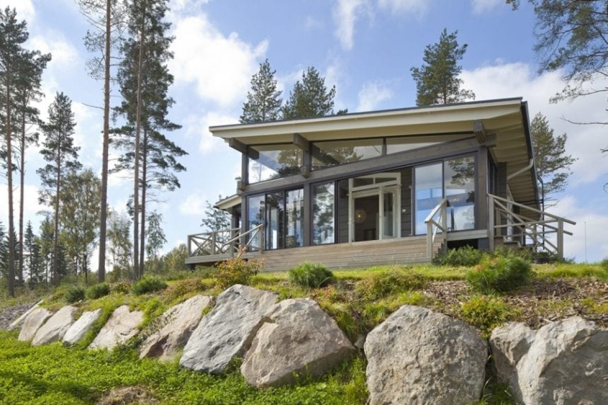 Kippari hirsimökin julkisivu