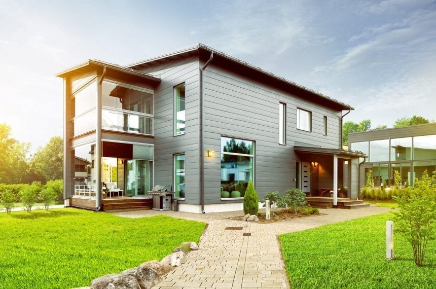 Moderni hirsitalo Harmonia aurinkoisessa maisemassa