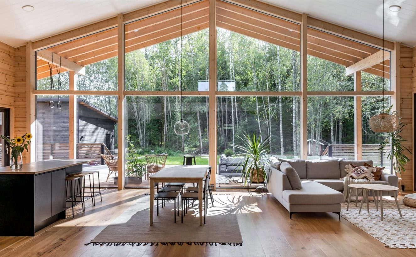 Honkarakenteen moderni hirsitalo Kaarina Linda perheineen - Honka-heimon kylässä