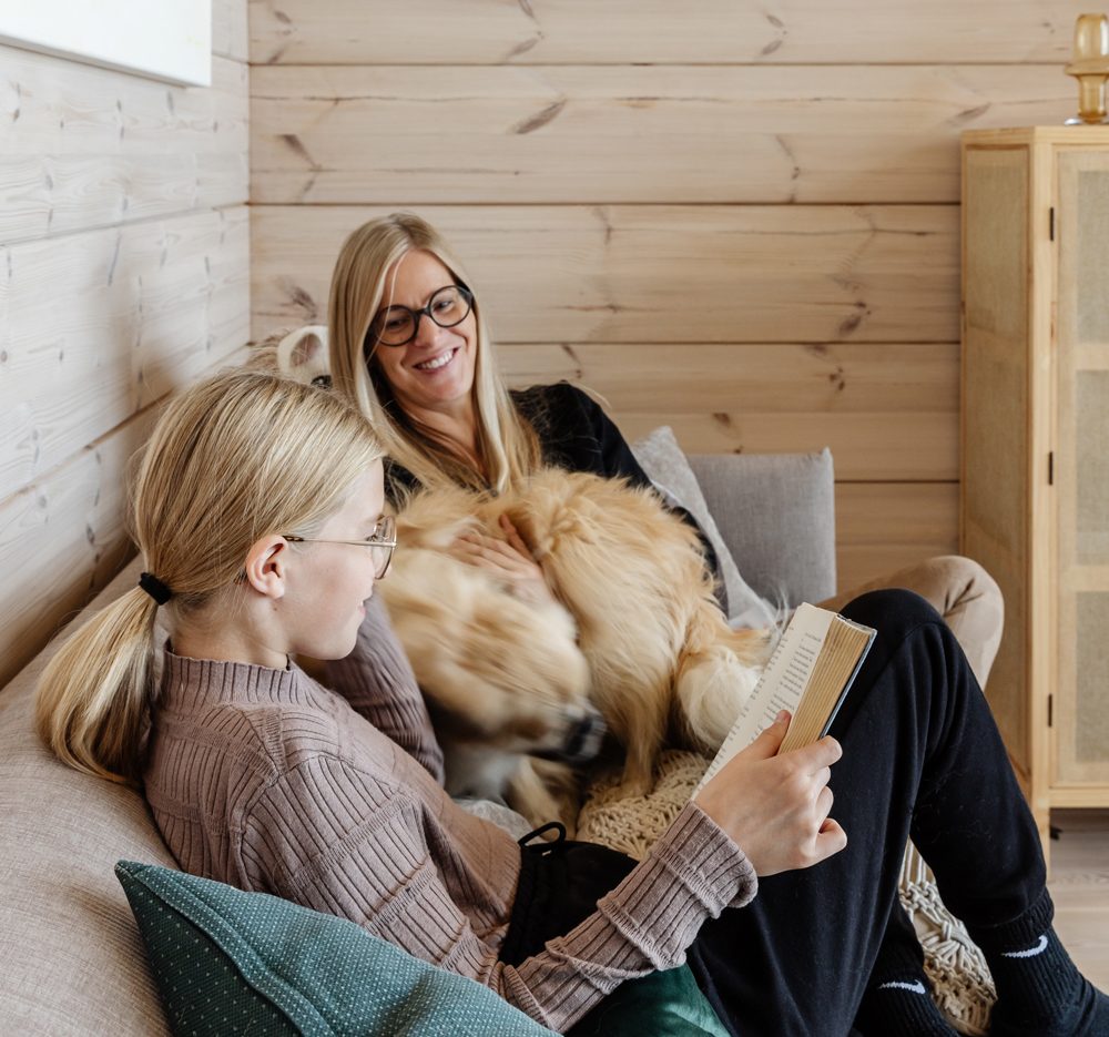 Honka Vista muuntui aktiivisen perheen hirsihuvilaksi – täällä viihtyvät Hanna, Johannes ja lapset - Villa Huuskonniemi