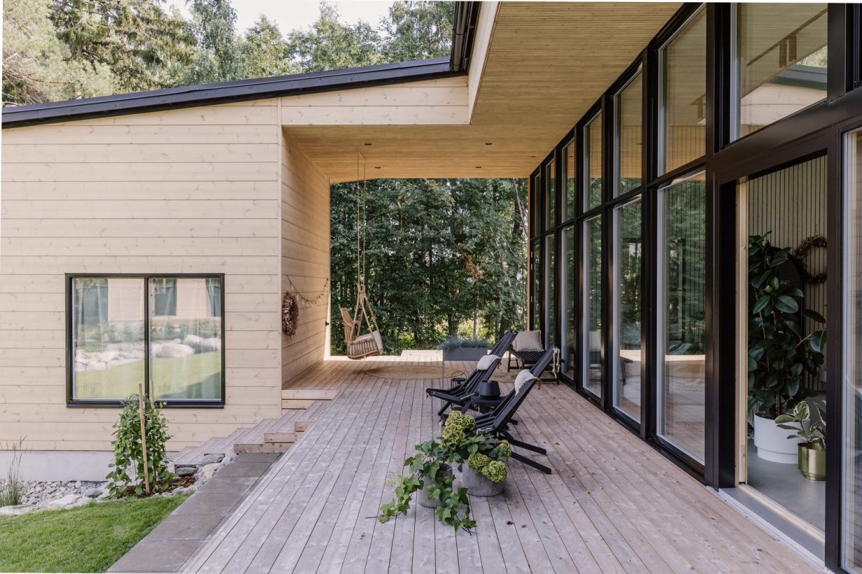 Lapsiperheen avara Honka-hirsitalo järven rannalla – täällä asuvat Outi, Heikki ja lapset