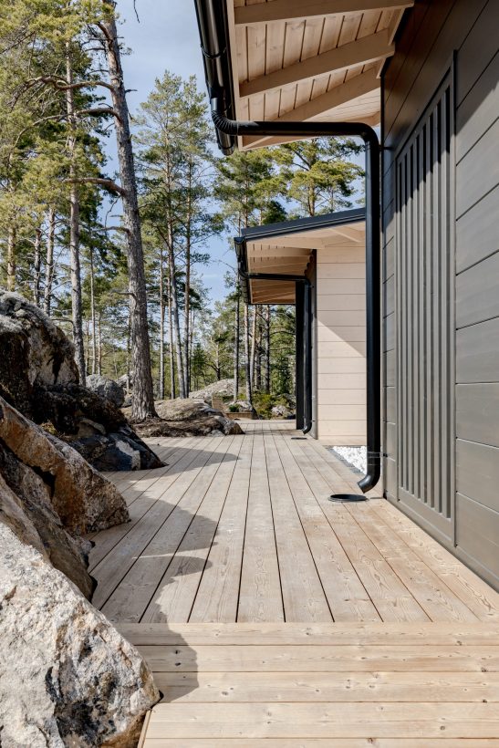 Terassi ja kaksi rakennusta.