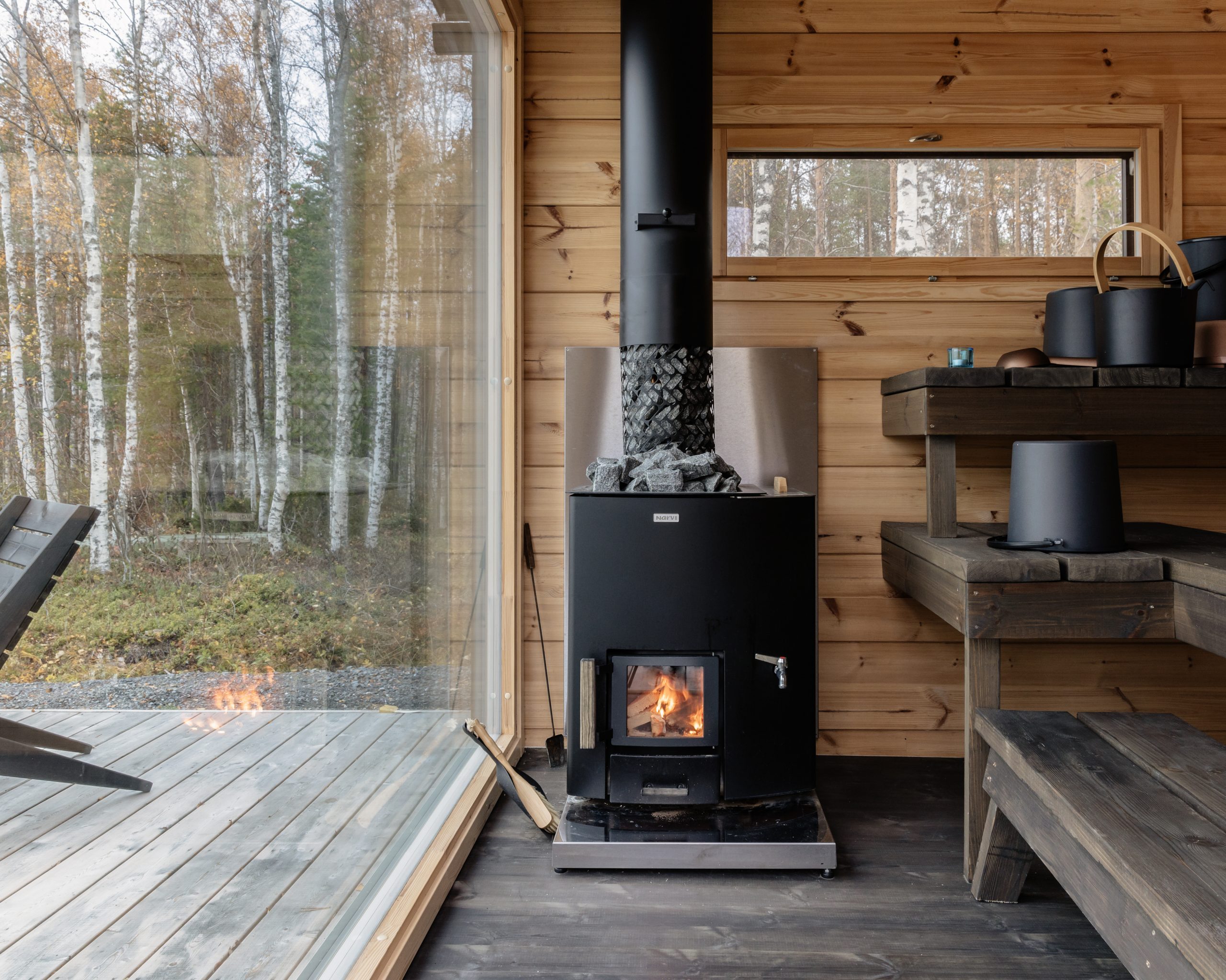 Rantasaunan lauteet ja kiuas.