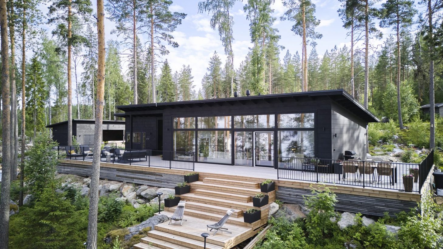 Moderni Honka Tuuli -hirsihuvila – kahden aikuisen paratiisi