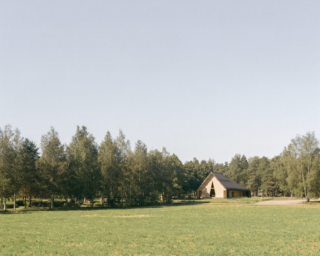 Honka - Lämmin hirsi luo lohdullisen tunnelman Vihdin siunauskappeliin