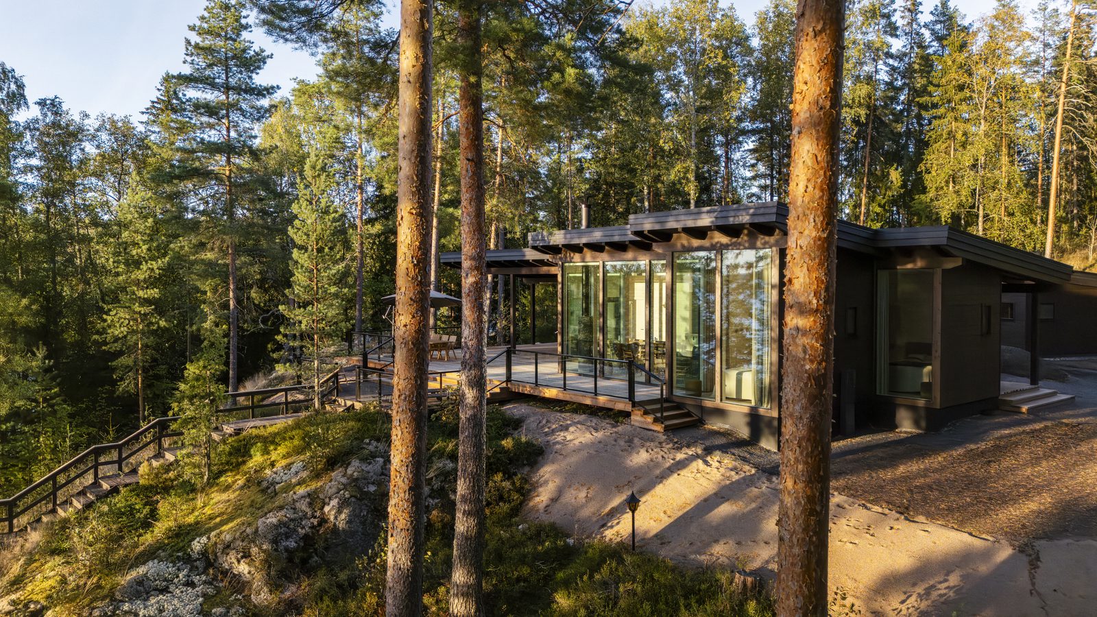 Ylellinen Honka Lastu -hirsihuvila – tinkimättömän harmoninen ja tyylikäs loma-asunto