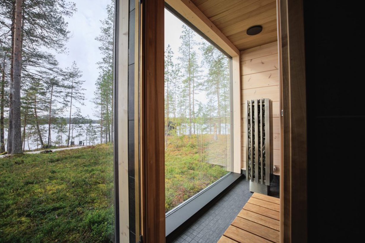 Villa Aurinko - Honka Tuuli -hirsihuvila järven rannalla – valoa ja arjen luksusta